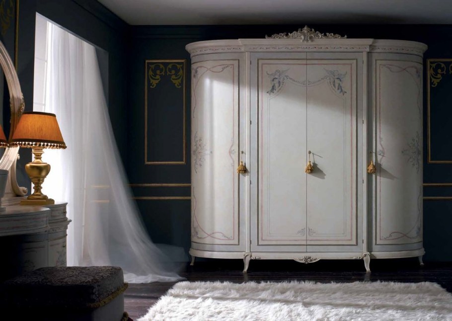 Шкаф в классическом стиле