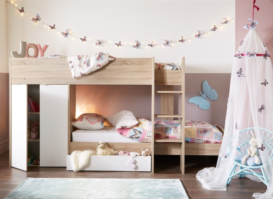 Детская комната с двухъярусной кроватью