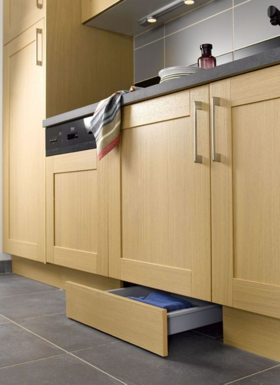 Ящики в цоколе кухни