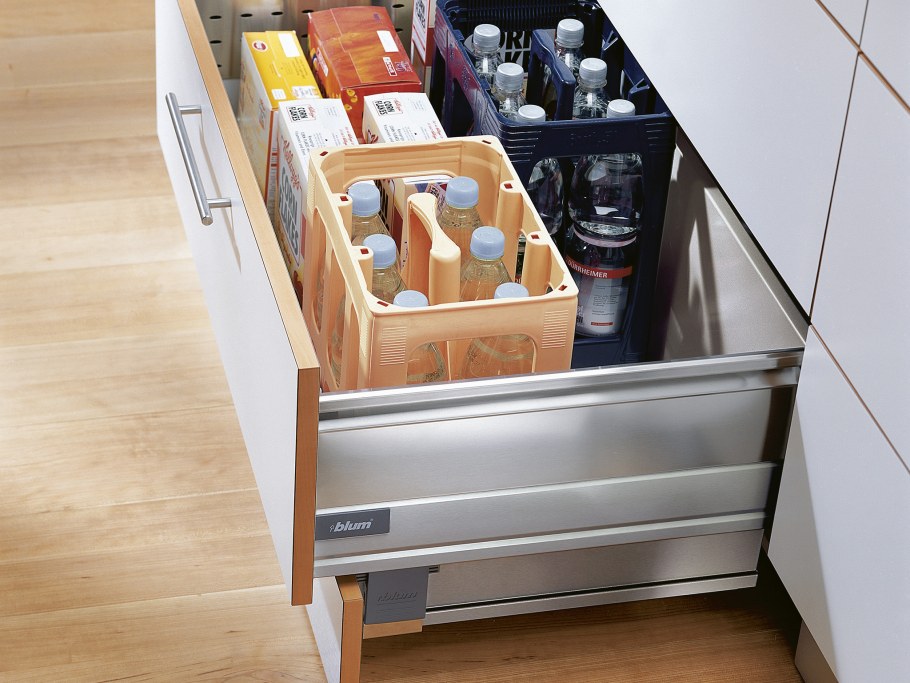 Выдвижной цоколь Blum