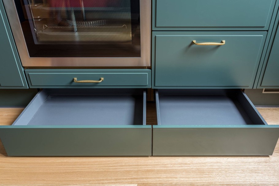 Выдвижной ящик под цоколь