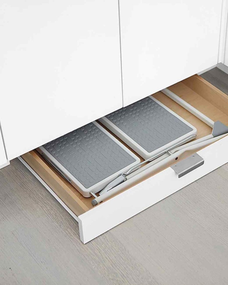 Выдвижные ящики в цоколе кухни