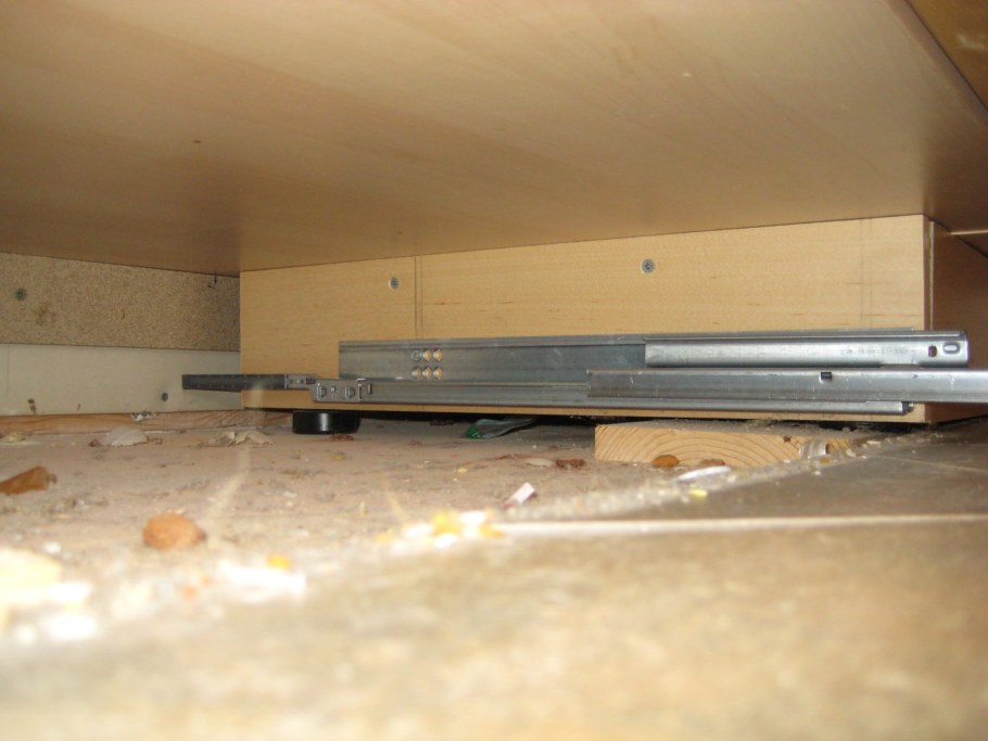 Выдвижные ящики вместо цоколя на кухне