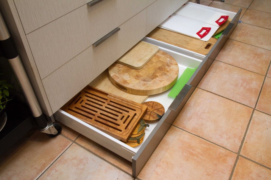 Выдвижные ящики в цоколе кухни