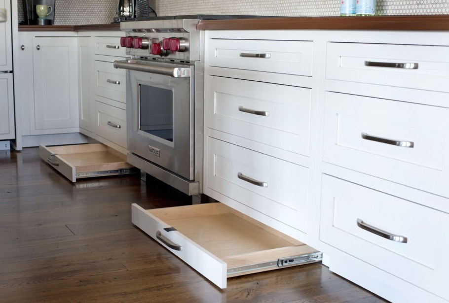 Выдвижной цокольный ящик