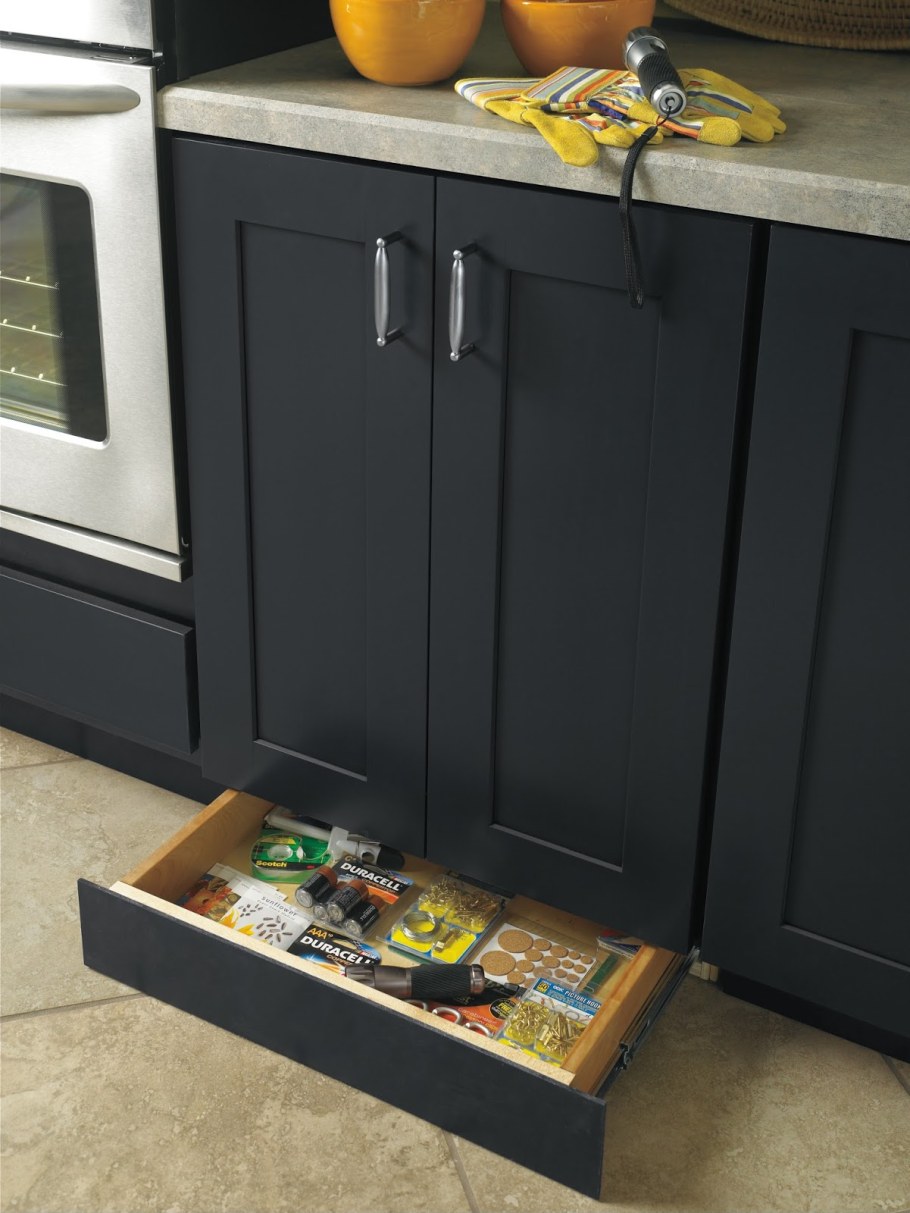 Ящики вместо цоколя на кухне