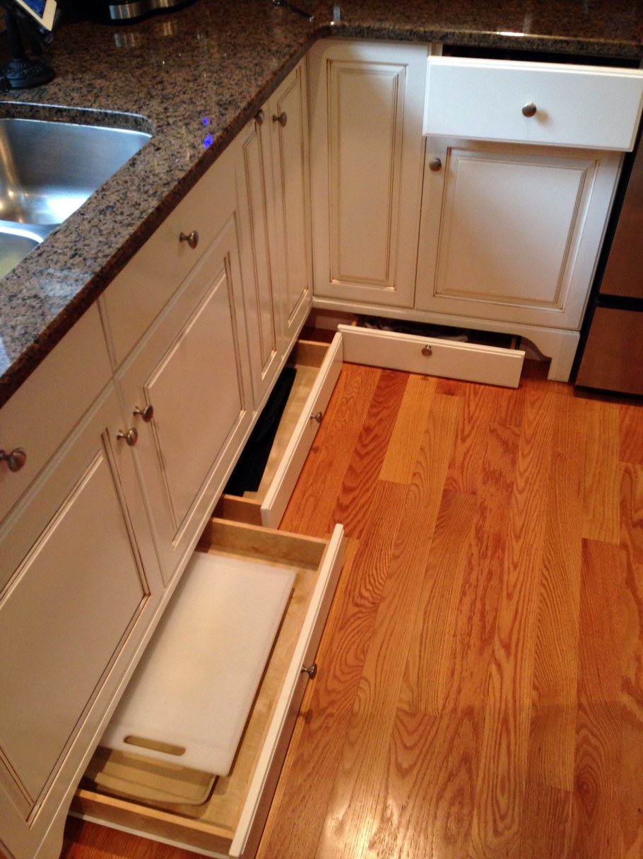 Цокольные ящики под кухонным гарнитуром