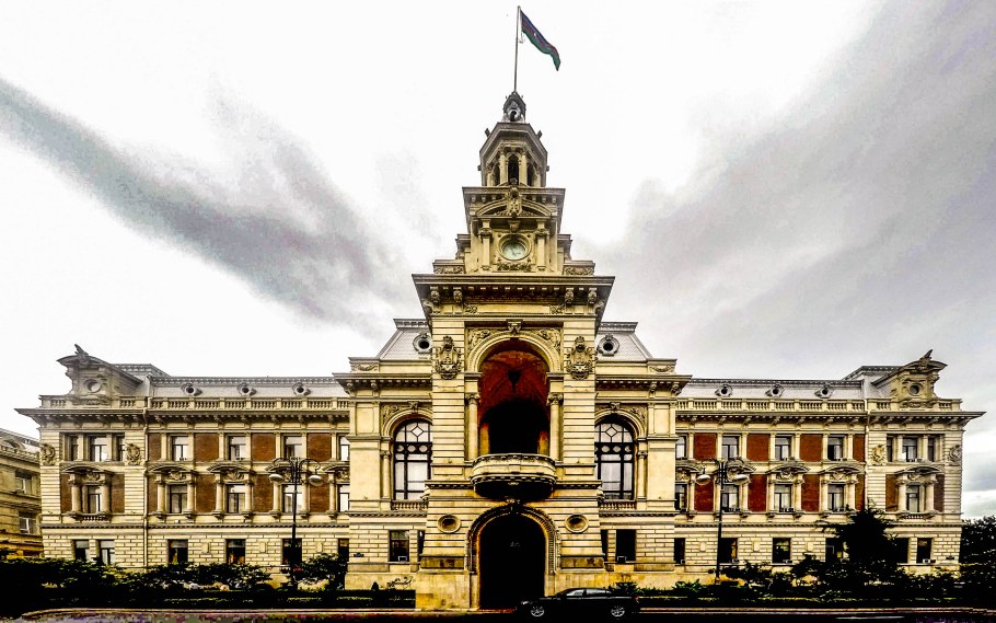 Здание Исмаилие в Баку