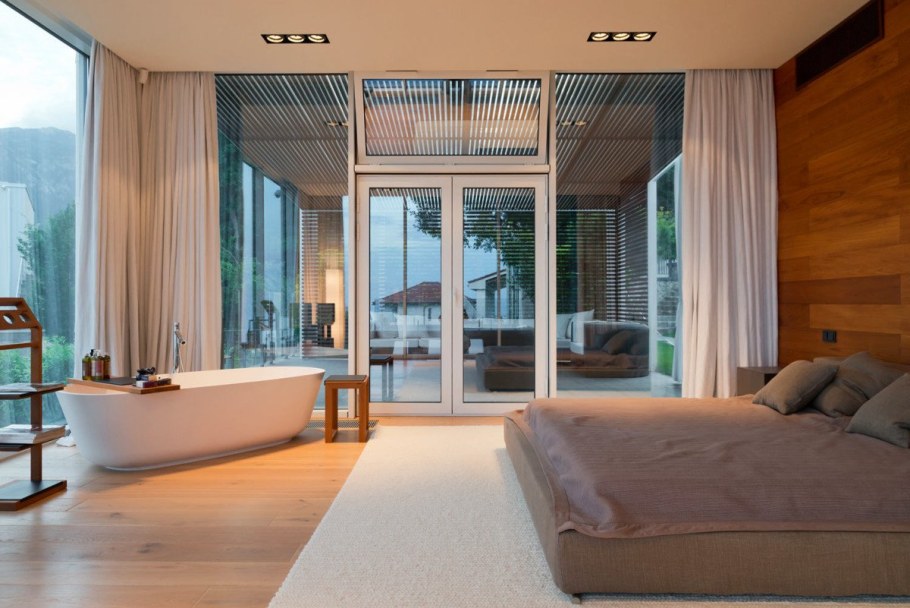 Спальня с большими окнами