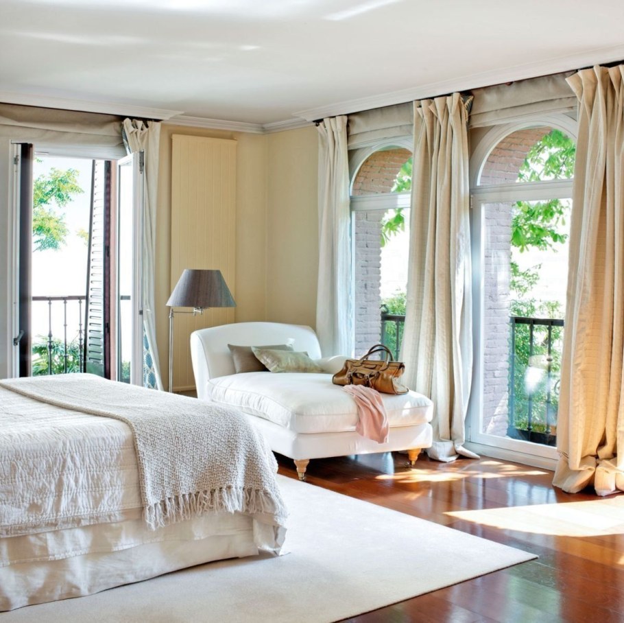 Спальня с большими окнами