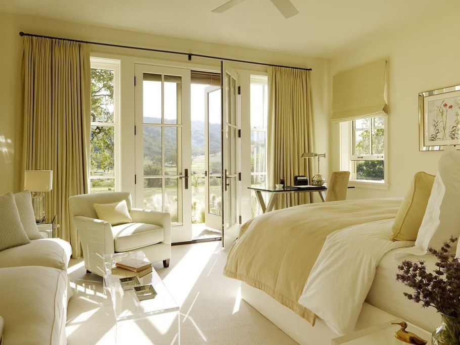 Спальня с французским окном