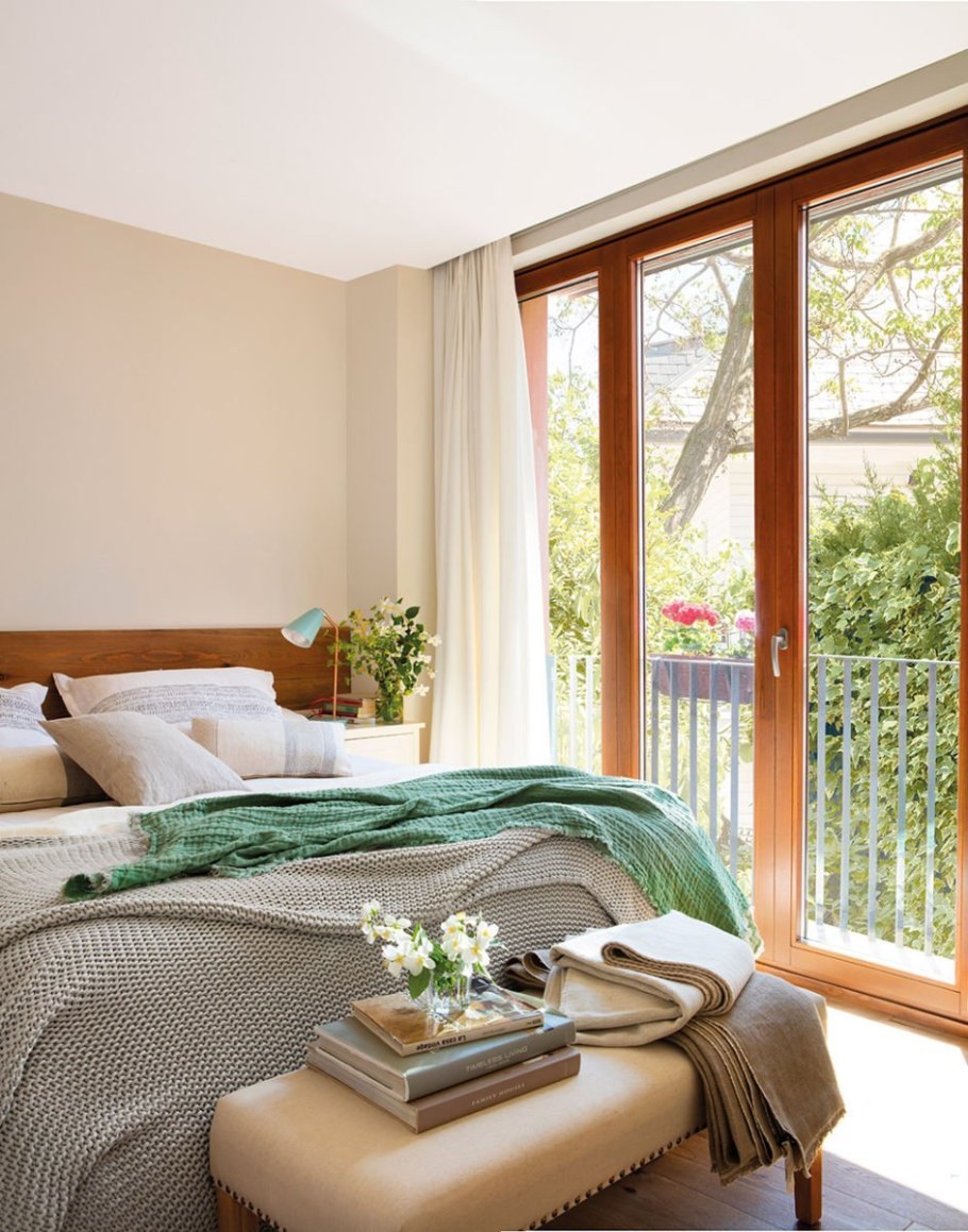 Спальня с большими окнами
