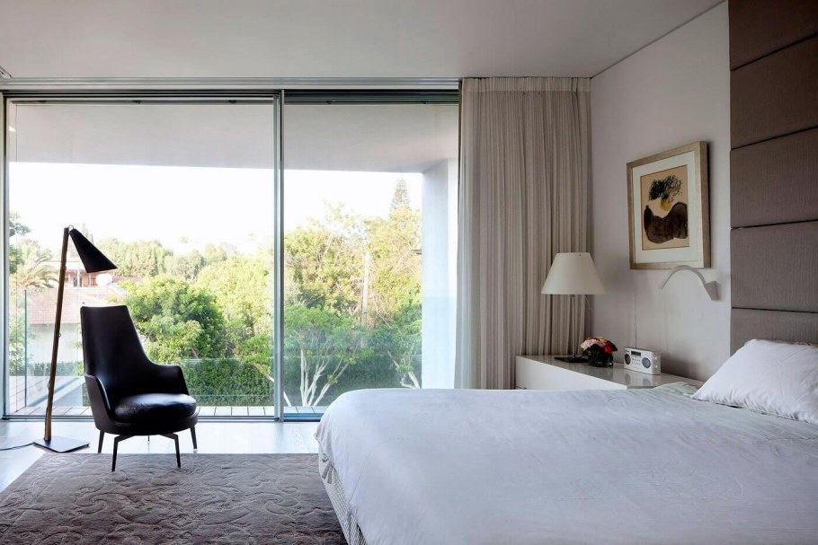 Спальня с окнами в пол