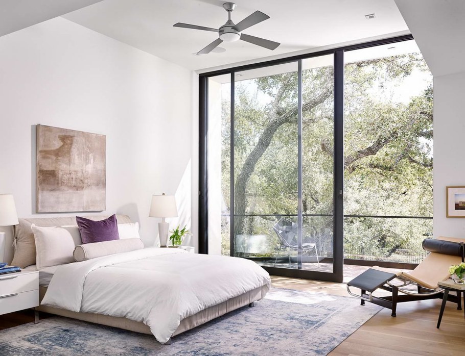 Спальня с большими окнами