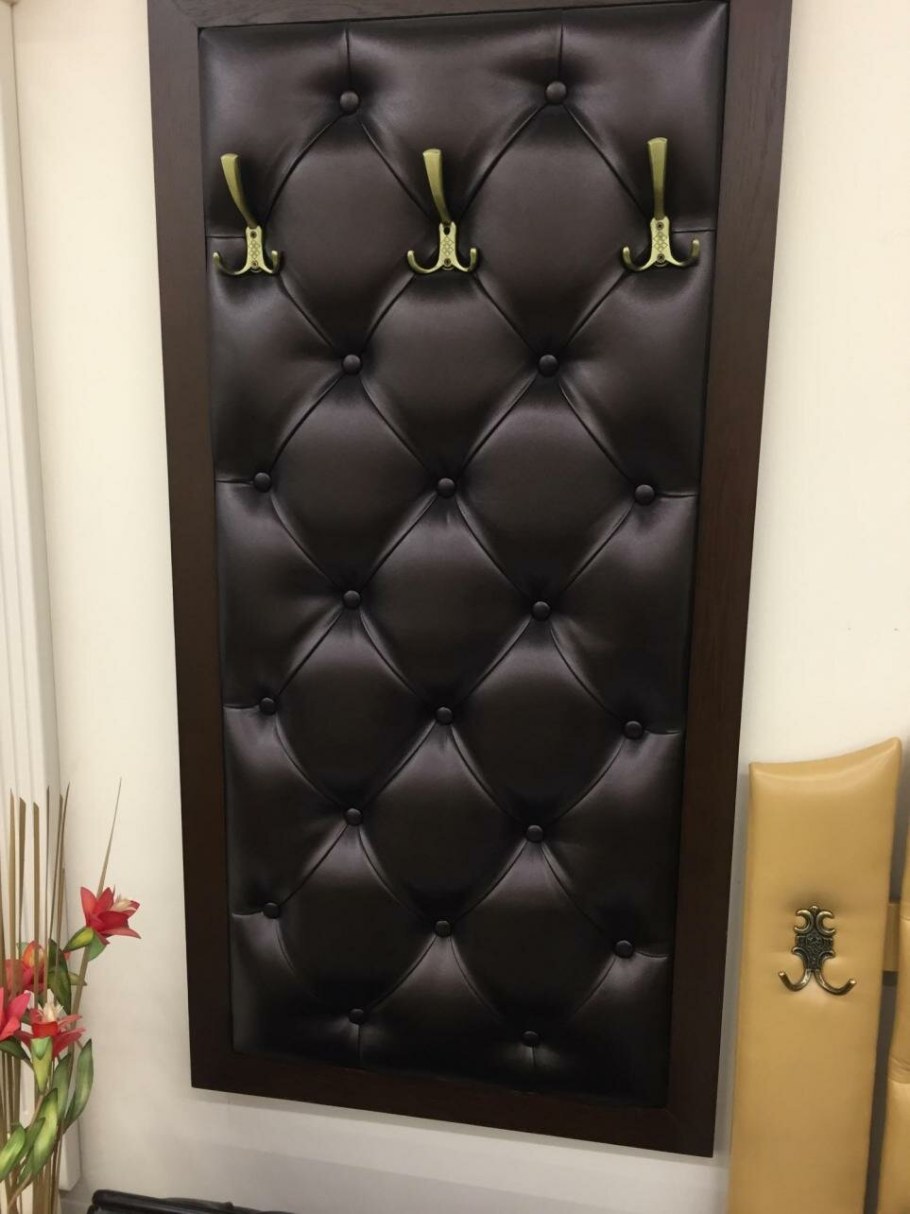 Каретная стяжка в прихожей с вешалкой