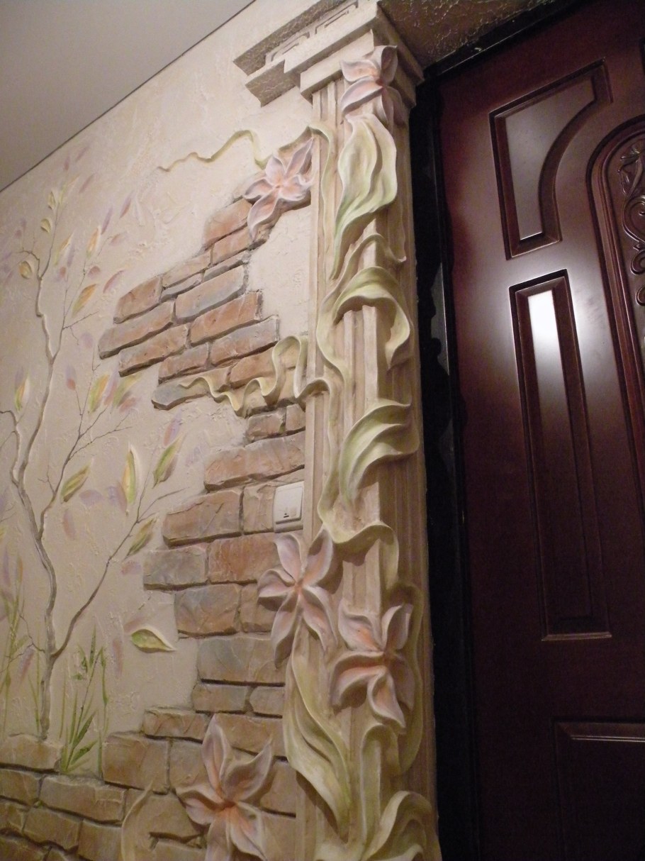 Лепнина из гипса на стене