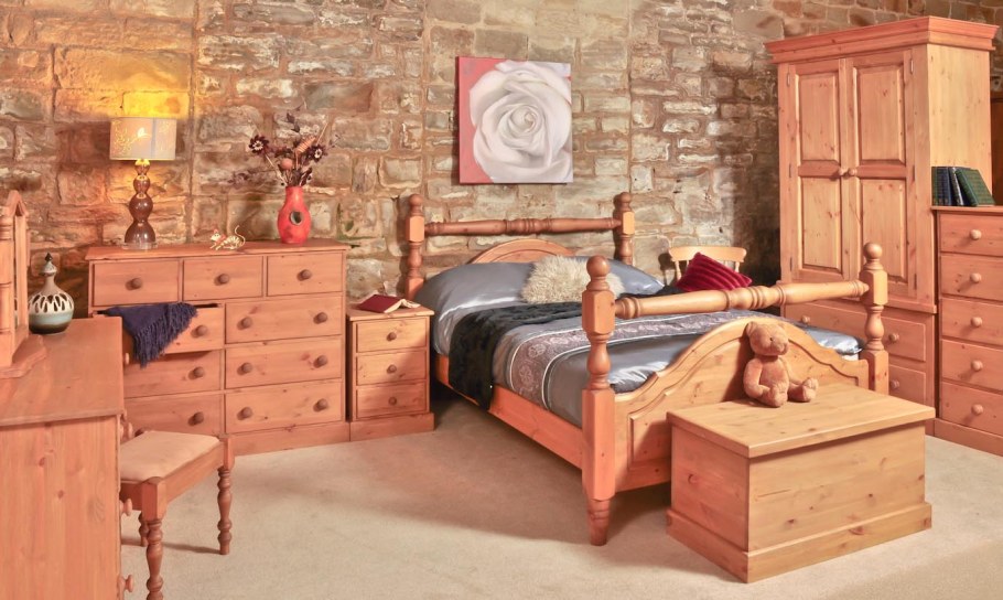 Комната с деревянной мебелью