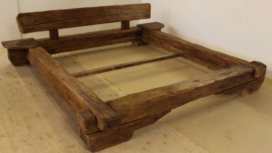 Кровать из деревянных брусков