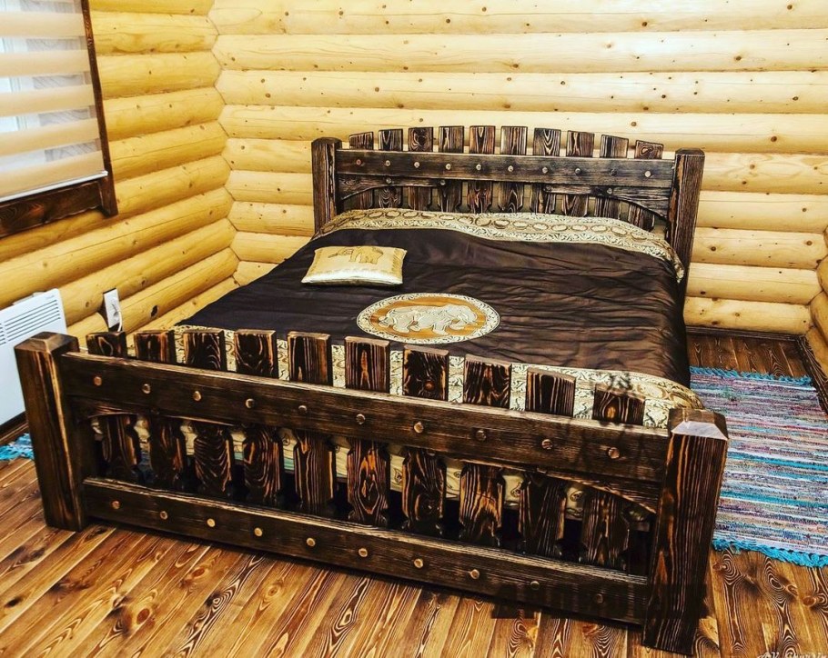 Кровать из дерева под старину