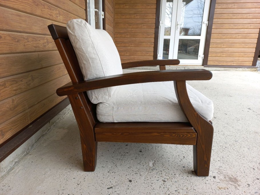 Кресло из дерева