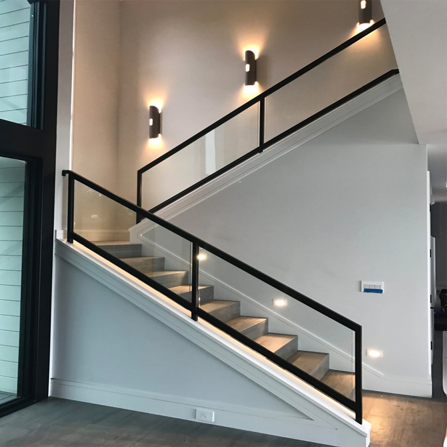 Стеклянные перила в частном доме