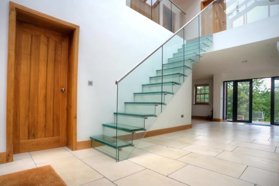 Лестница с каленым стеклом