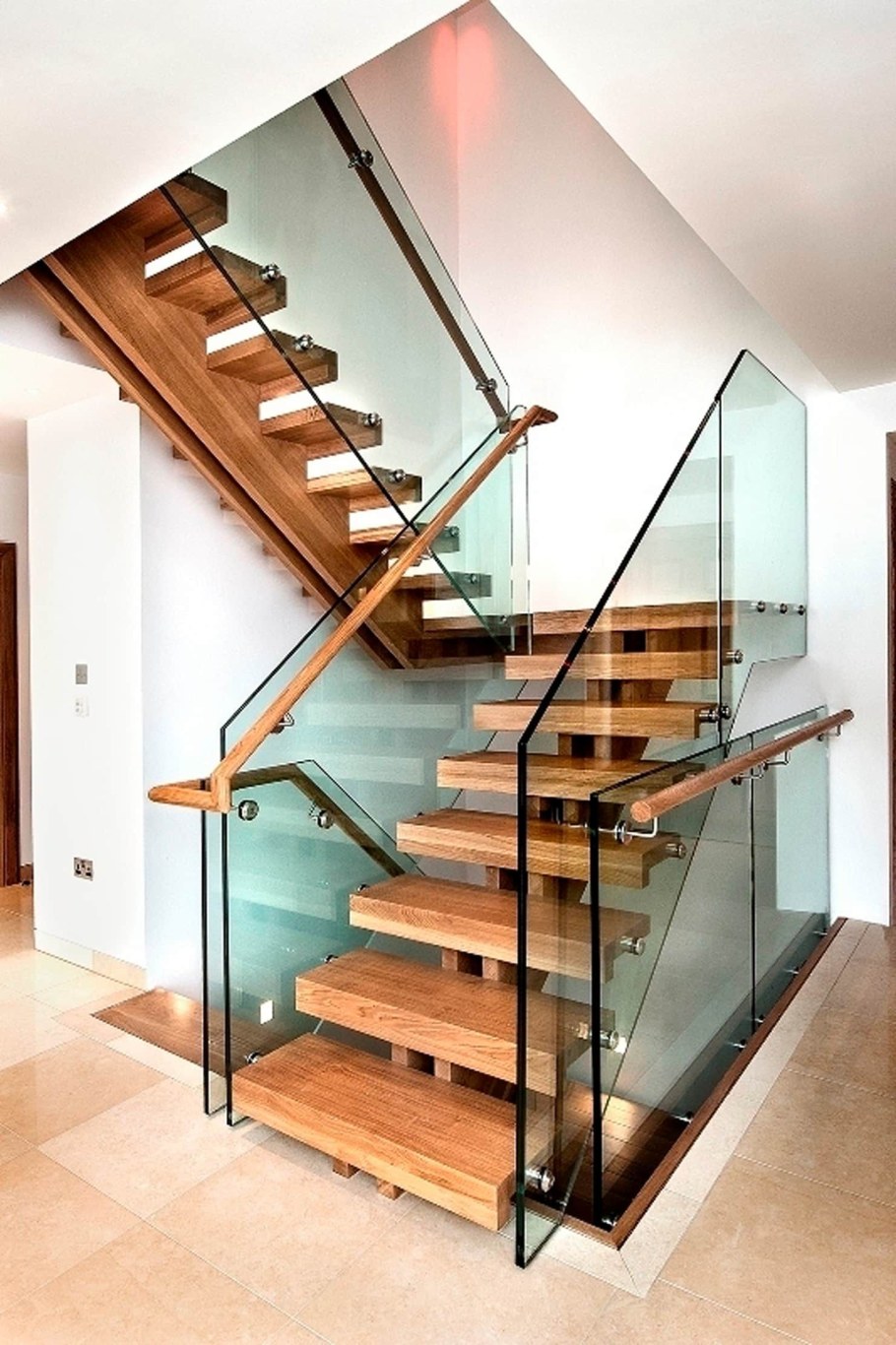 Лестница монокосоур стеклянное ограждение