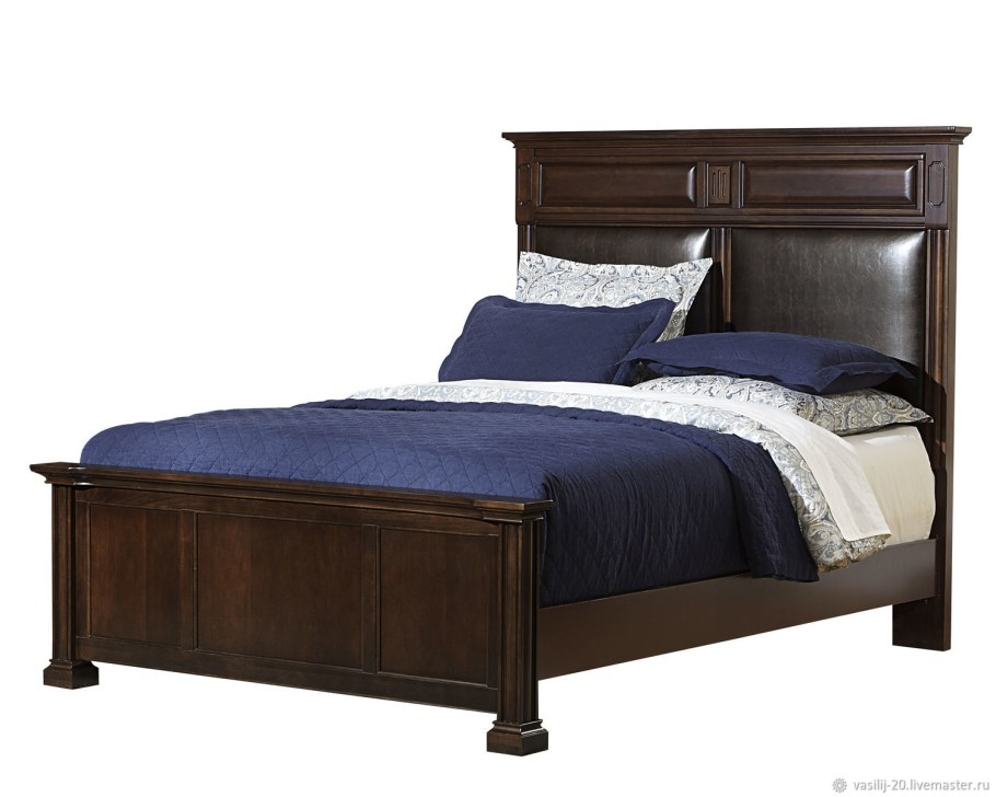 Кровать из массива дерева с высоким изголовьем