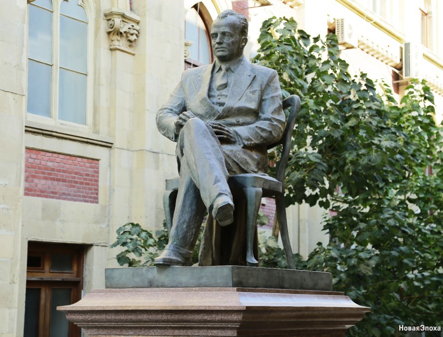 Памятник ученому