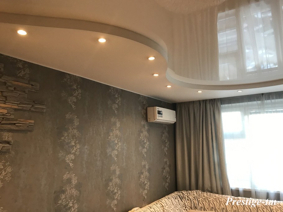 Двухуровневые натяжные потолки в зал