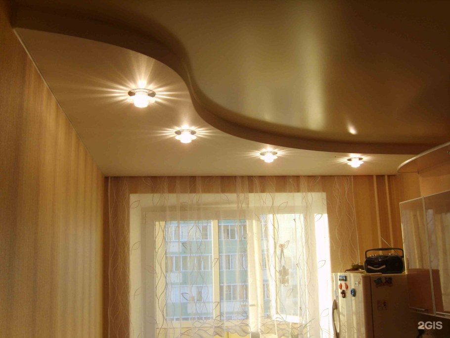 Двухуровневый потолок в комнате