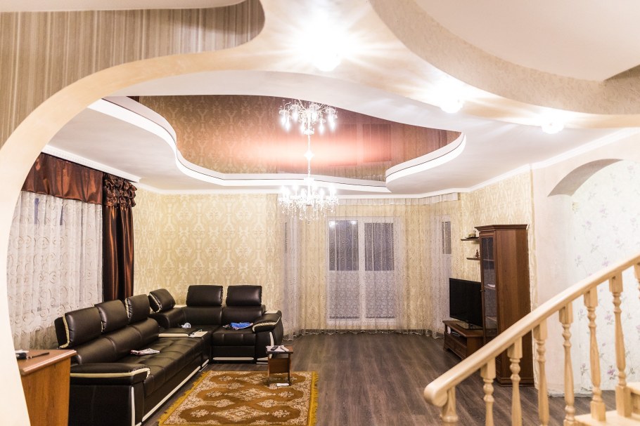 Двухуровневые натяжные потолки в зал