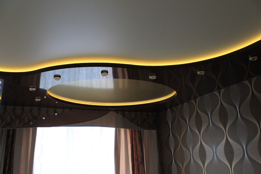 Многоуровневые натяжные потолки с подсветкой