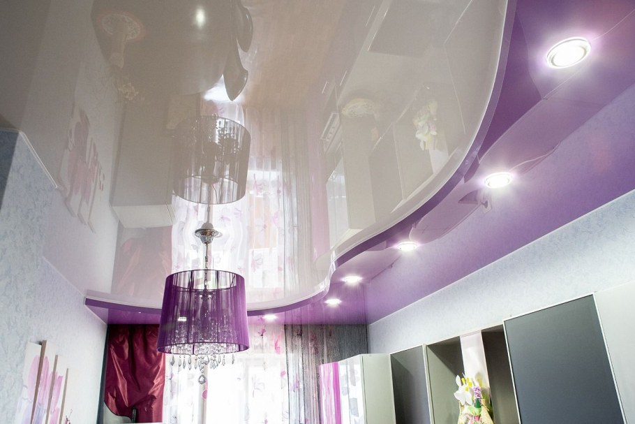 Двухуровневый глянцевый потолок