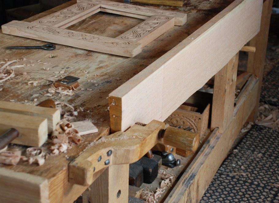 Стол деревянный со стружкой столяра