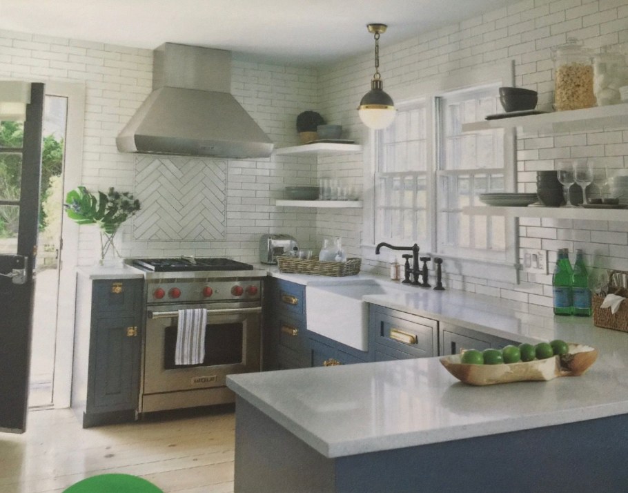 Голубая кухня без верхних шкафов