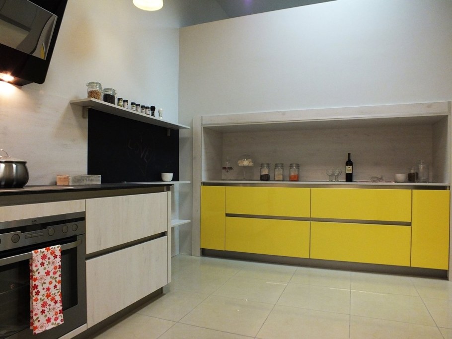 Кухонный гарнитур без верхних шкафов с пеналом