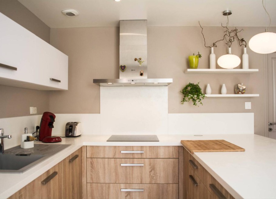 Угловая кухня без верхних шкафов