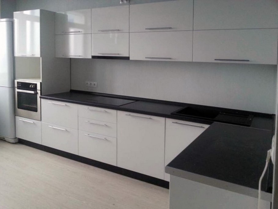 Белая кухня с черной столешницей