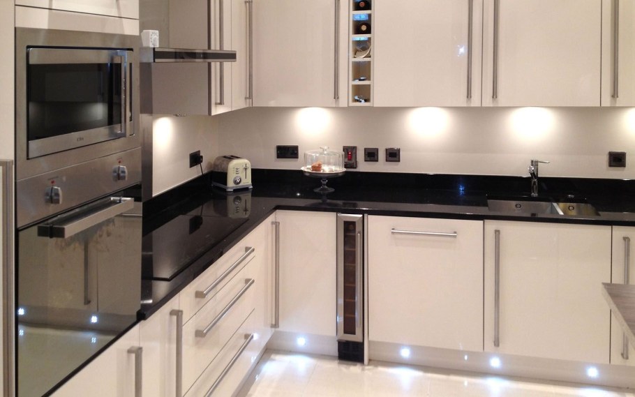 Бежевая кухня с черной столешницей