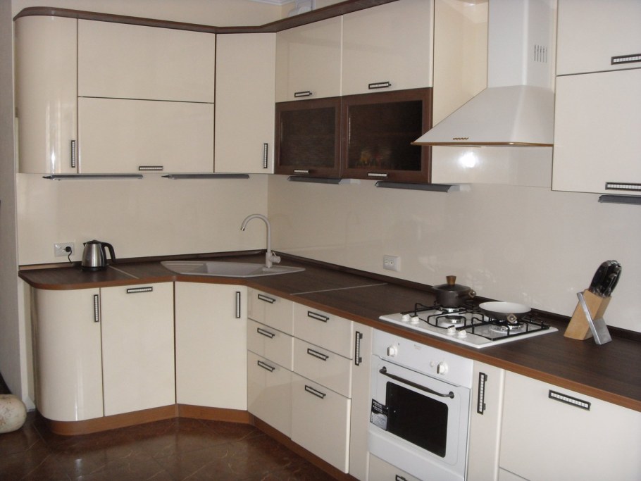 Кухня с коричневой столешницей