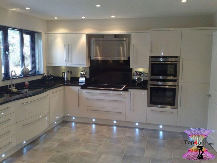 Бежевая кухня с черной техникой