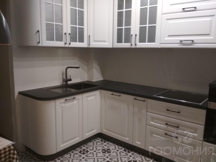 Белая кухня с темной столешницей