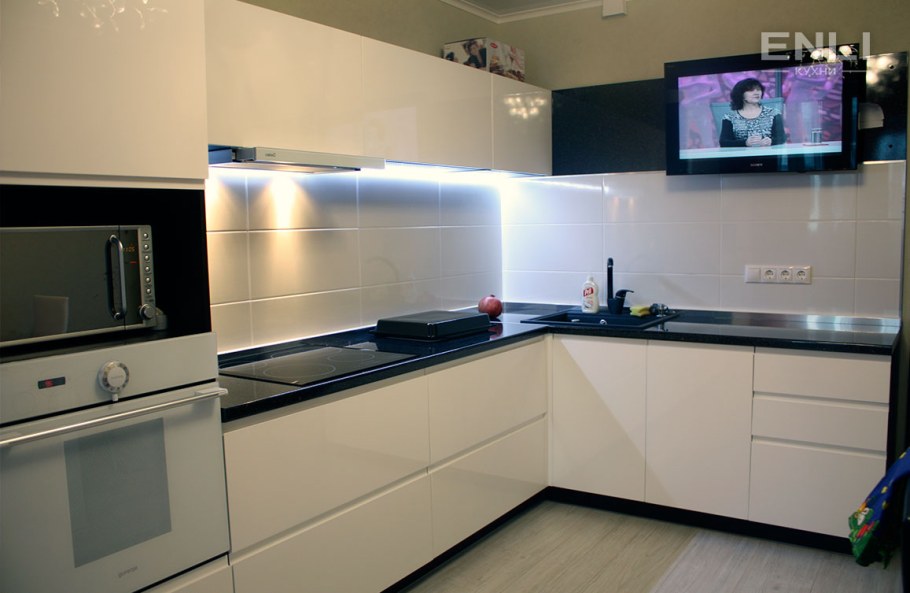 Угловая кухня без ручек