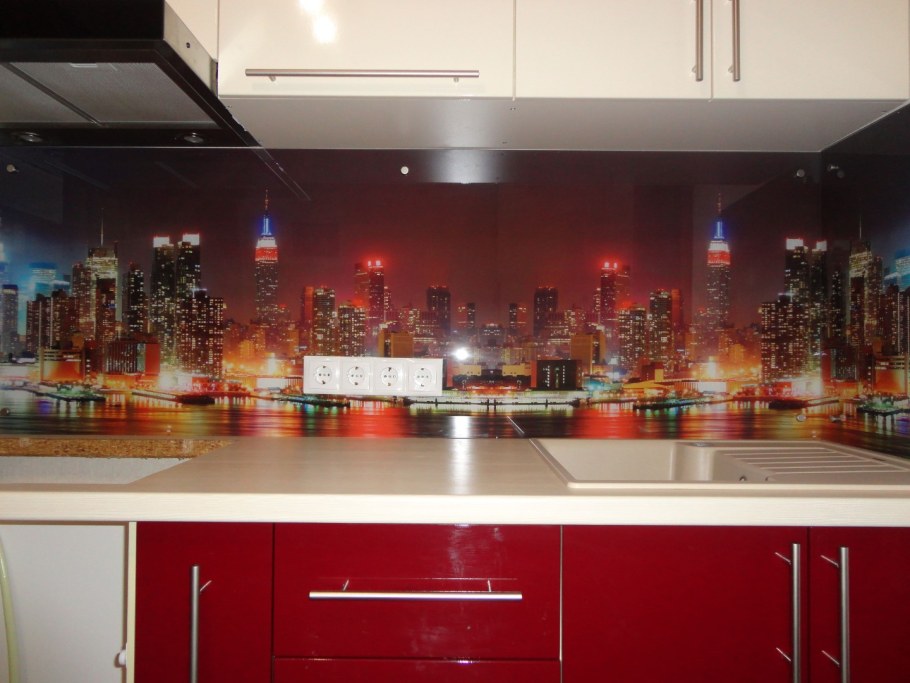 Красная кухня с городом