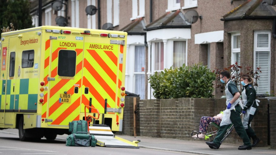 Шкаф над кроватью в спальне