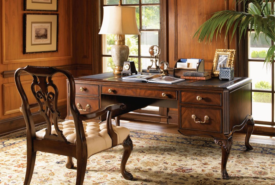Классический письменный стол для домашнего кабинета