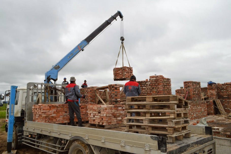 Разгрузка манипулятором