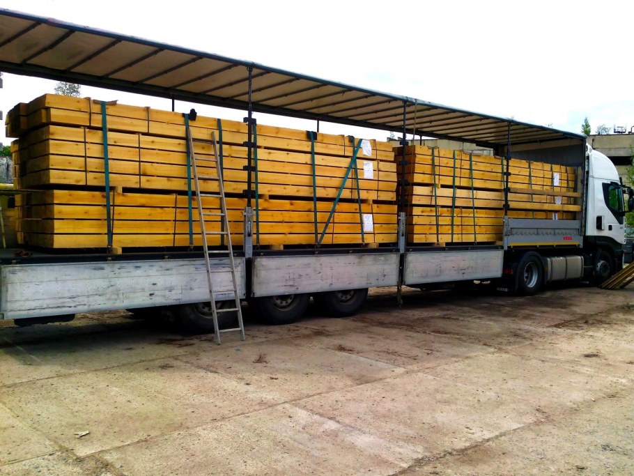 Фура с досками