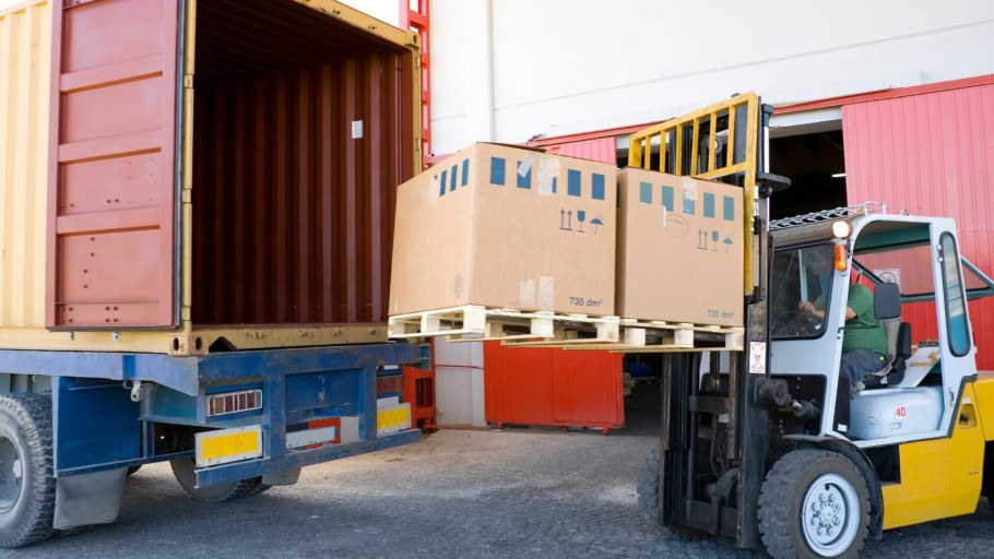 Разгрузка контейнеров на складе